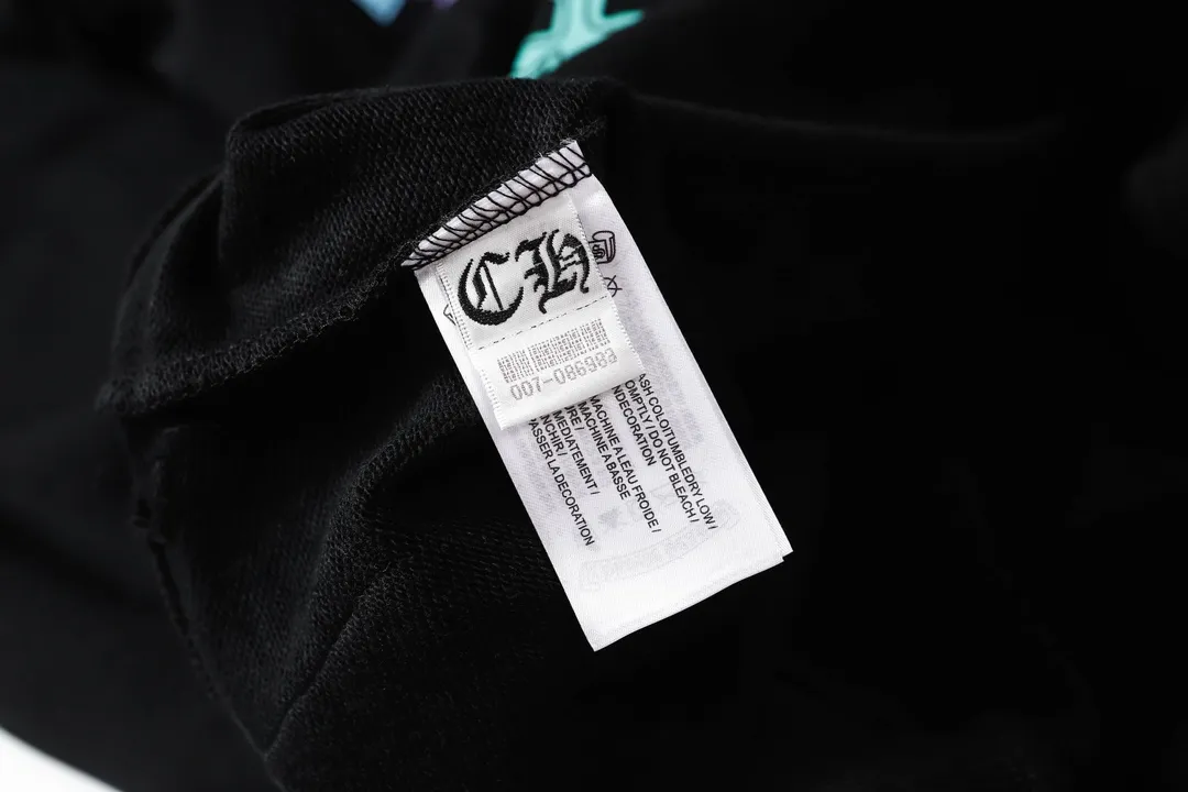 M28—P210 -Chrome Hearts/Chrome Hearts printed sweatshirt cardigan jacket -420 grams of high-density, high-quality wool, soft, delicate and skin-friendly, soft and silky to the touch, warm and skin-friendly -The hardware zipper accessories are all customized and full of details -Colour: black white -Size: S M L XL